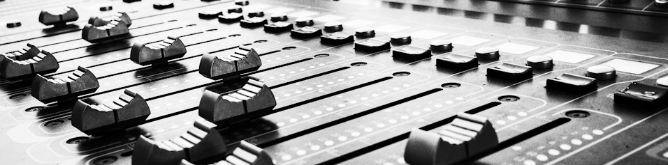 Console de mixage audio — faders et potentiomètres