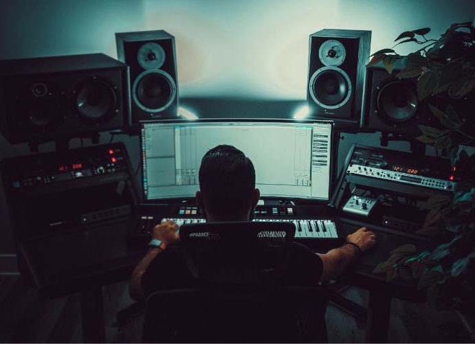 Synthétiseur avec boutons lumineux orange, ambiance studio